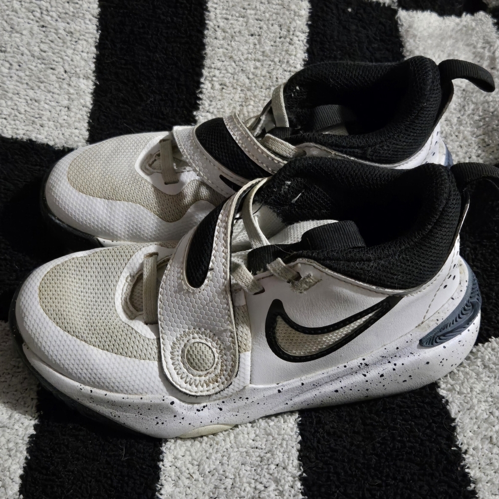Nike Team Hustle D 11 Kid's basketball shoes Size 12c